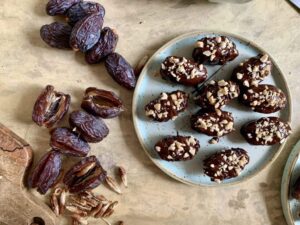 Gesunde Weihnachtspralinen: Datteln mit Erdnussmus